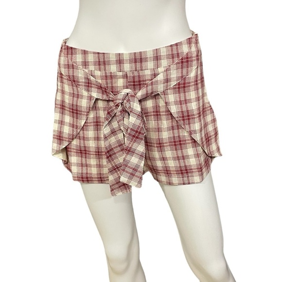 Blushing Heart Plaid Shorts
New - Picture 2 of 6